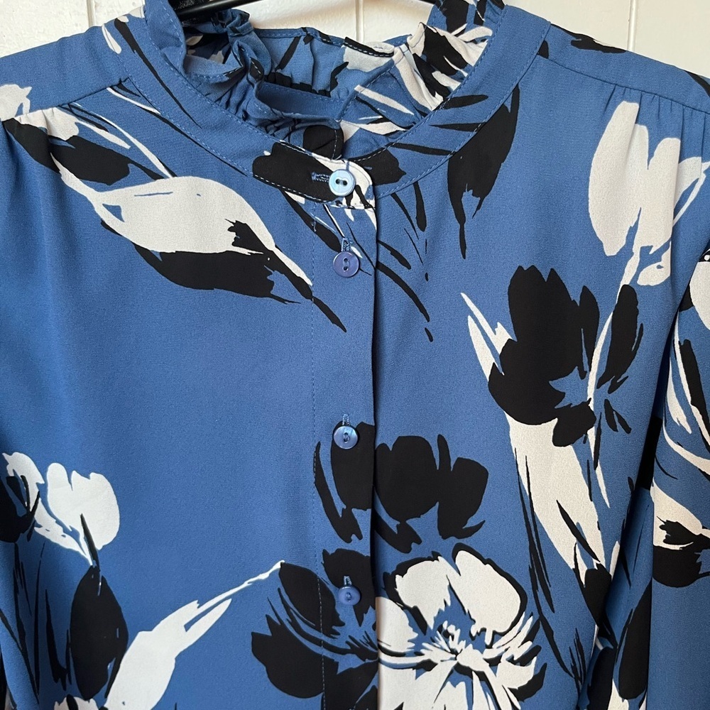 NYDJ Ruffle Neck Long Sleeve Button Down Blouse Creekside
Blossoms Oversized XS - Picture 4 of 12
